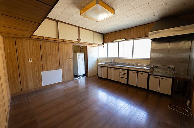 ダイニングキッチンは、前面に2つ大きい窓が設置されていて、明るい日差しも入り、換気の面でも安心です。湿気やにおいがこもらず快適なキッチンです。壁に向かって設置されているので、調理に集中できそうですね。