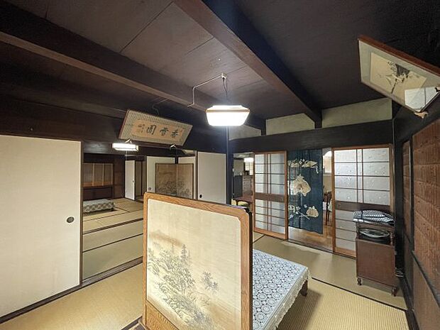 伝統的な日本建築ならではの、和室の多い間取り。写真からも奥へと続く和室の奥行きが感じられますね。家全体の風通しが良く、夏は心地よく過ごせます。冬は部屋を仕切って、暖房効率を上げることが出来ます。