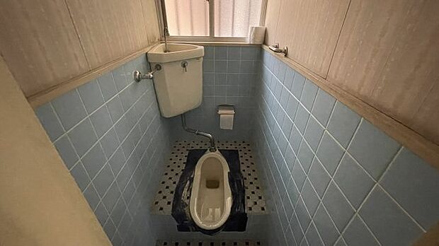 トイレは1階にあり、和式になります。弊社ではリフォームも承っております！弊社の経験豊富なスタッフがお客様の理想をお伺いし、よりよい生活空間をご提案いたします。ぜひお気軽にご相談ください！