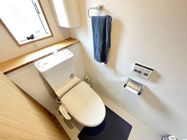 シンプルで衛生的な白と基調としたトイレです。温水洗浄便座になっており、換気も出来る窓があります。掃除のしやすいフロアなので、清潔で快適なトイレ空間を保つことが出来ます。こちらは玄関の横にあります。