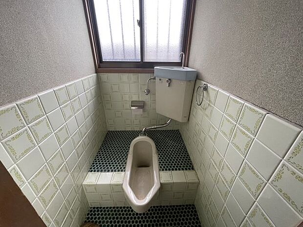2か所にトイレのある間取りは、生活がスムーズ。朝の混雑を防いだり、来客時の使い分け、家庭内感染を防ぐなど、メリットが多くあります。窓があり換気ができるので、嫌なにおいがこもりにくいです。