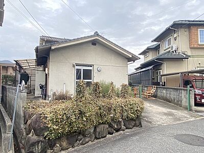 外観：敷地は平坦でゆとりある広さ。使い勝手の良い売土地です。南西側道路に接しており、日当たりの良い明るい環境が魅力的。新築用地として、二世帯住宅や広い庭を備えた家づくりにも対応可能です。ぜひ一度ご見学下さい