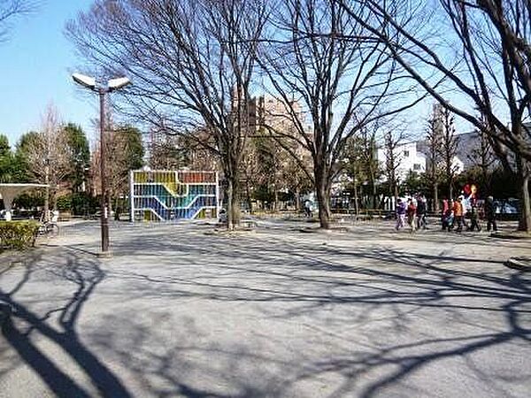 こどものひろば公園 590m