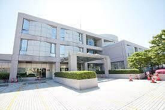 世田谷区立中央図書館 860m