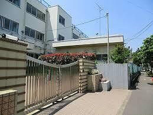 世田谷区立弦巻小学校 670m