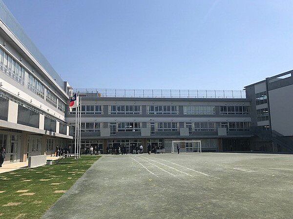 下北沢小学校 1050m