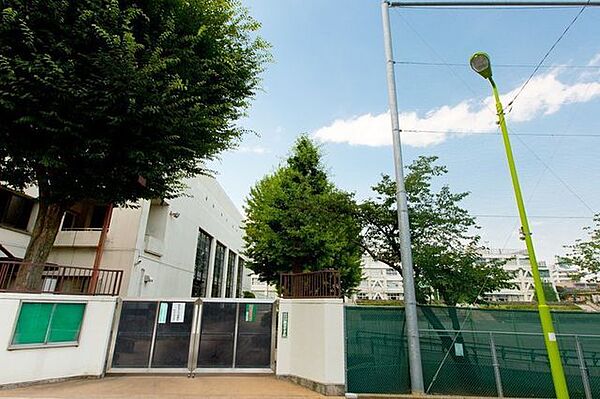 世田谷区立瀬田中学校 920m