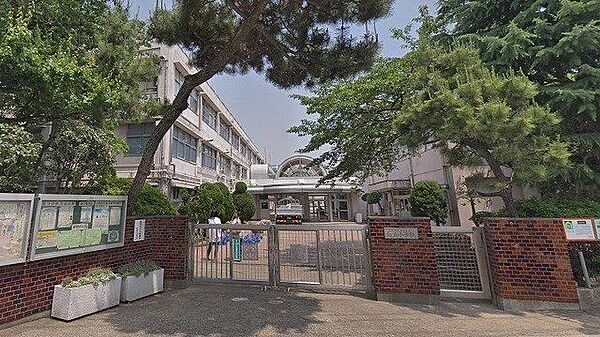 世田谷区松丘小学校 190m