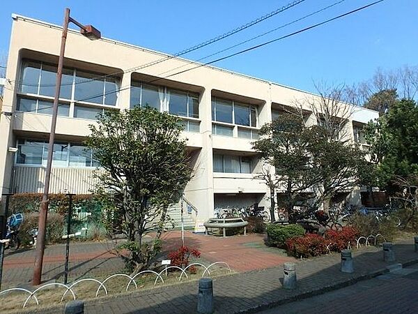 世田谷区立梅丘図書館 970m