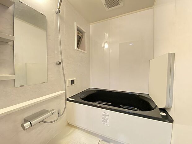 白黒のバスタブがお洒落な浴室。窓があるのでカビにくく、きれいな状態を維持しやすいです。