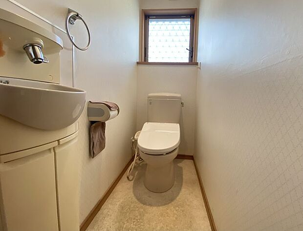 【トイレ】トイレには手洗い用の水栓があります！小窓があるため換気も楽々できます！