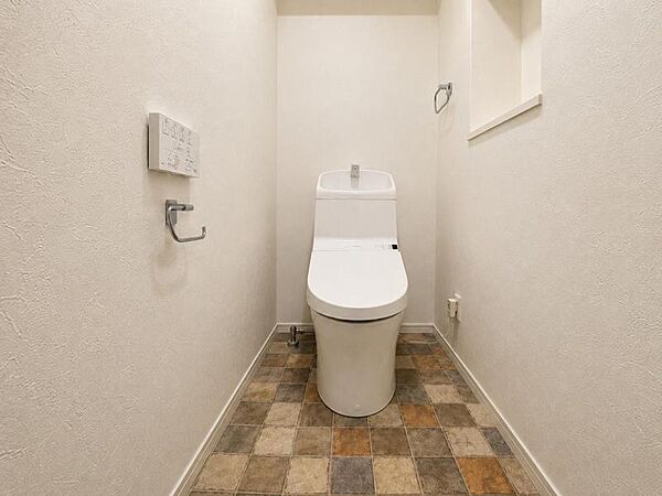 温水洗浄機能付きのトイレです♪棚もあり使いやすさと快適さを兼ね備えています♪