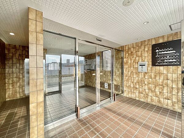シンプルで落ち着いた雰囲気のエントランスです♪