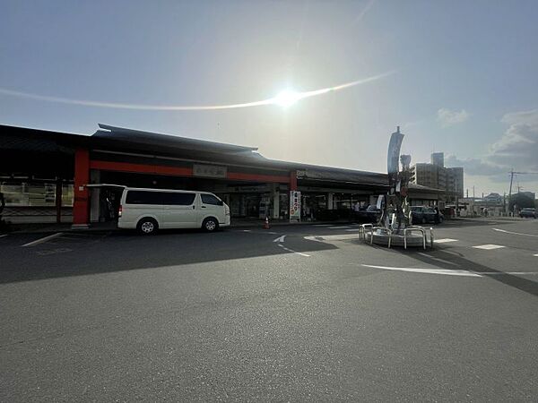 二日市駅まで　500m　徒歩約7分●九州鉄道（初代）開業時より現存する九州最古の駅のひとつ。太宰府天満宮をモチーフとした鳥居のデザインが随所に見られる。