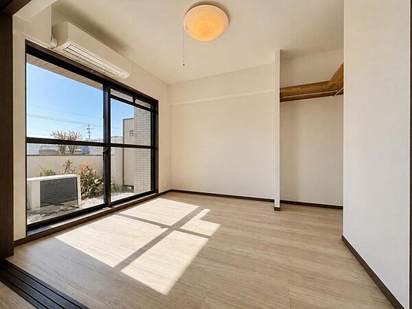 窓からの光がお部屋の隅々まで行き届く明るい洋室です♪