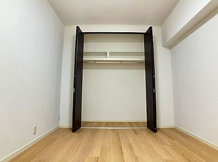 季節ごとの洋服もしっかり収納できますね