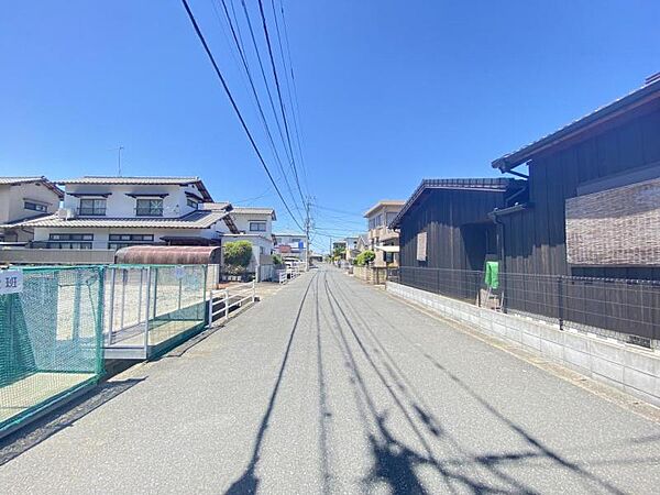スーパー徒歩約12分、コンビニ徒歩約3分など、日常のお買い物にも困りません♪