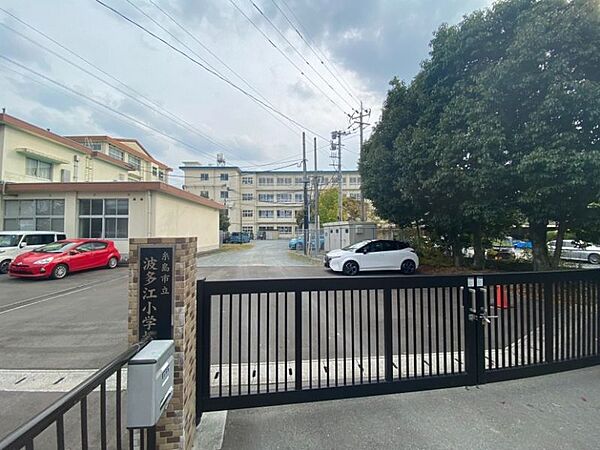 波多江小学校まで　474m　徒歩約6分　教育目標「ふるさと波多江を愛する子どもの育成　豊かな心と知性をもった、心身共に健康でたくましい子どもの育成」です。