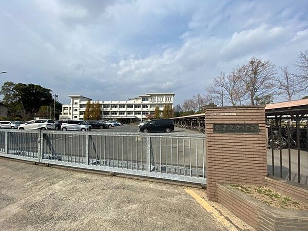 前原東中学校まで　3000m　徒歩約38分　教育目標「地域へ愛着と誇りをもち、自ら考え実践し、未来をよりよく生きる生徒の育成」です。