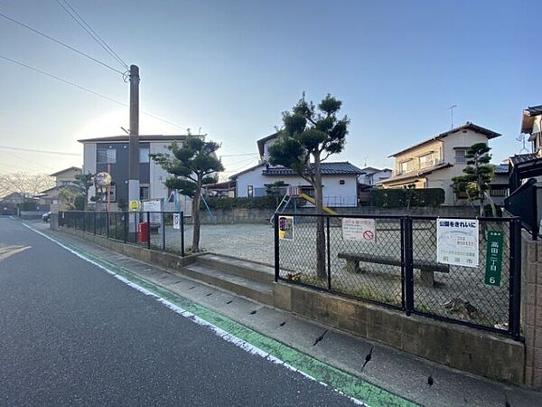 高田第六公園まで　110m　徒歩約2分