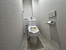 トイレ：ウォシュレット付きトイレで、毎日快適に使える清潔感のある空間です。お手入れもしやすく便利です。