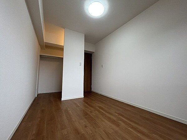 木目のフローリングが暖かみのある室内に。お掃除もラクチンなフローリングのお部屋です♪