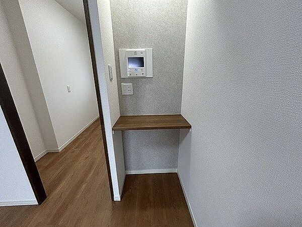 モニター付きインターホンの下には、使い勝手の良いカウンター台があり大変便利です♪