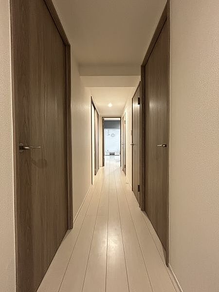 シンプルで落ち着きのある、温もりを感じる廊下