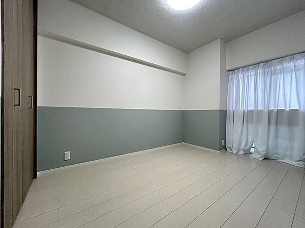 優しい色合いが心を落ち着かせる、シンプルで温もりのある空間