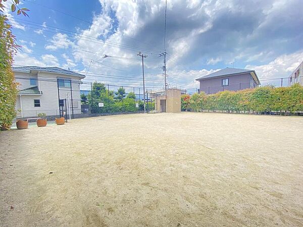 次郎丸公園まで　163m　徒歩約3分　珍しいすべり台がある公園。ボール遊びスペースと遊具エリアとの境があるので安心です。