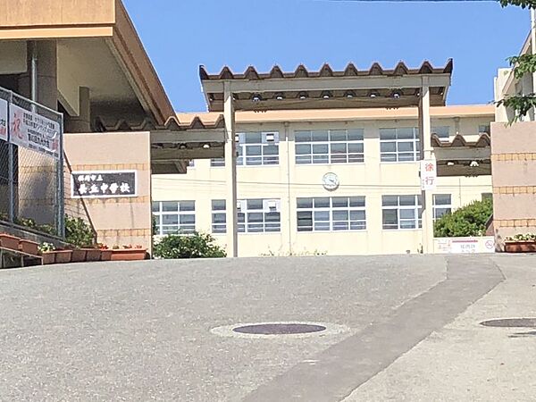 長丘中学校まで　1219m　徒歩約16分●鴻巣山のふもとにある中学校です。教育目標「一人ひとりの可能性を伸ばし確かな学力と豊かな社会を身につけた生徒の育成」
