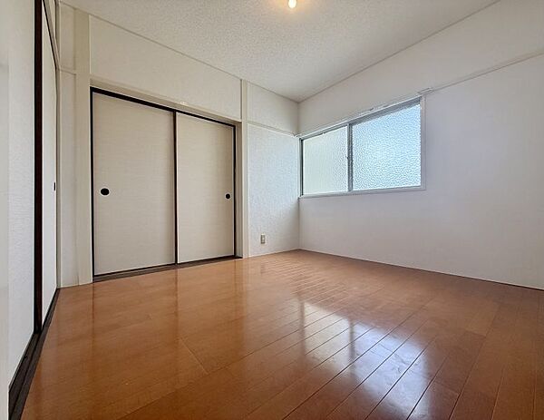 洋室はシンプルで家具の配置がしやすい明るいお部屋です♪