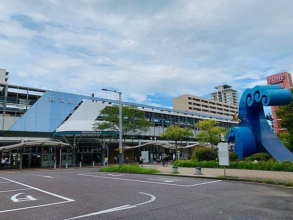 姪浜駅まで徒歩約7分●福岡市交通局の空港線と、JR九州の筑肥線の2路線の起点。駅から小戸ヨットハーバーが見えるため、ヨットをかたどってデザインにされています。