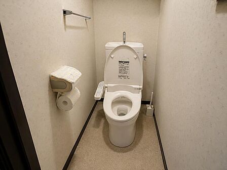 トイレには快適な温水洗浄便座付き!