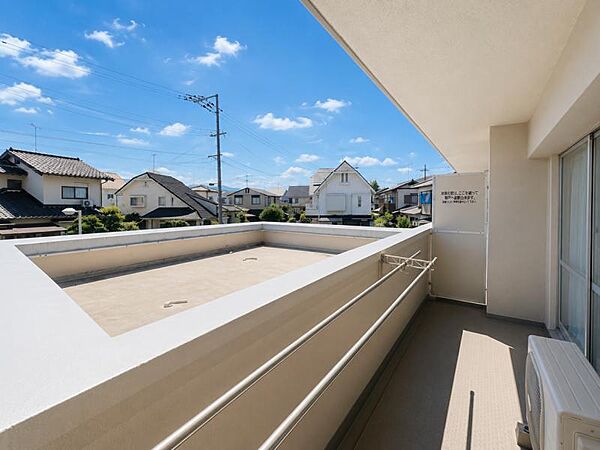 日当たり良好で気持ちよく洗濯物が干せるワイドバルコニー♪前面に大きな建物がなく開放感があります！