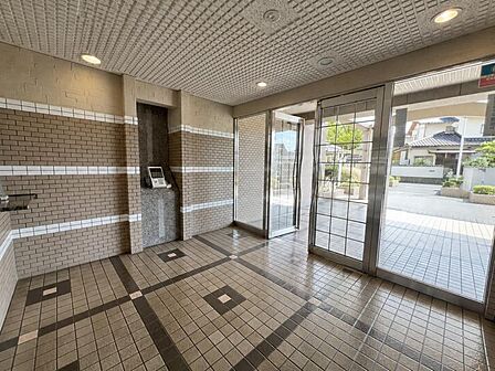 ガラス戸を採用した明るいエントランス!オートロック付きでセキュリティ面も安心です!