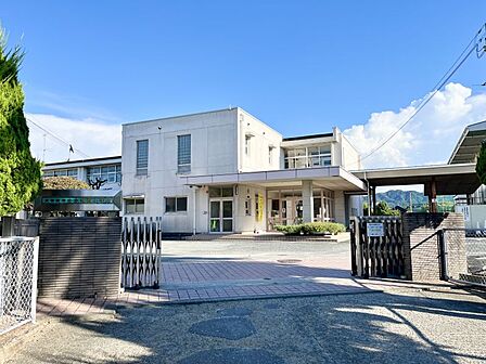 水城西小学校まで 1194m 徒歩約15分●ダンス部や百人一首部、化学工作部、お花部など18もの様々なクラブ活動が盛んに行われている。