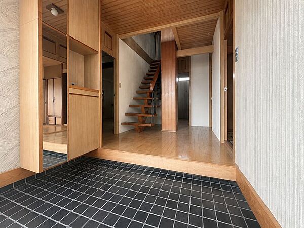 玄関ホール！広々としており来客時も余裕の対応です♪一部CG加工により残置物を除去しています。