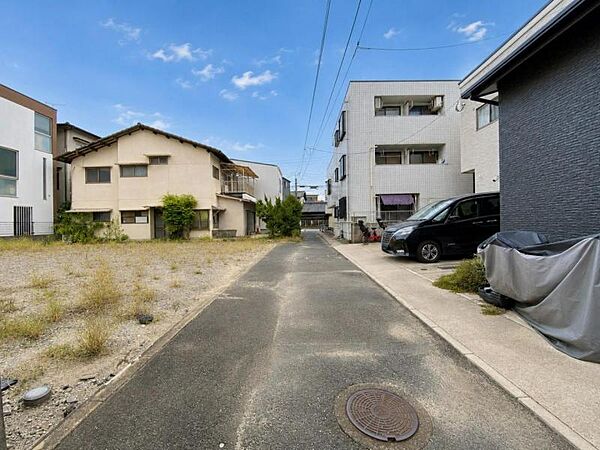 見通しの良い直線道路。