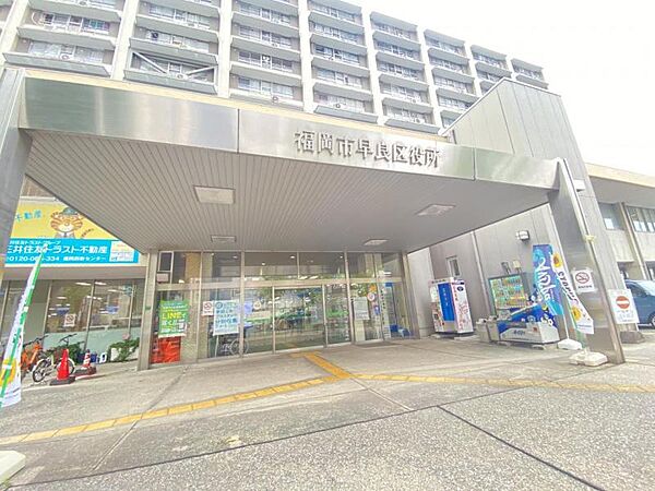 福岡市早良区役所まで　432m　徒歩約6分　子連れの方向けにキッズスペースもあり、手続きの間などの間も安心して利用できます。