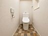 トイレ：温水洗浄機能付きのトイレです♪棚もあり使いやすさと快適さを兼ね備えています♪