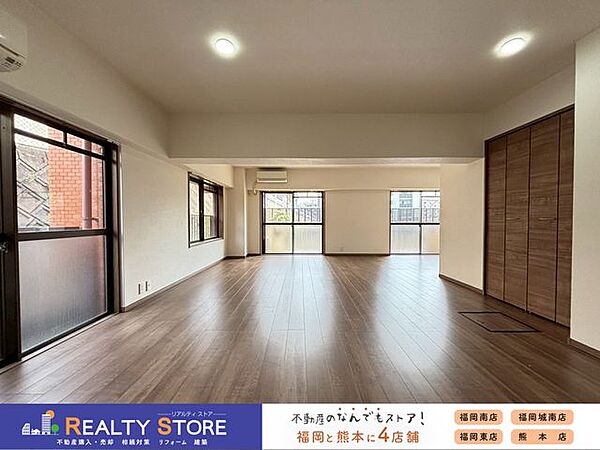 二面採光の明るいリビング♪家具の配置がしやすい窓設計です♪