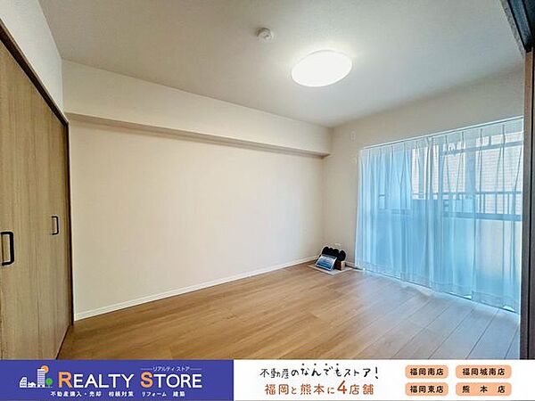 バルコニーに面した明るいお部屋♪主寝室におすすめ♪