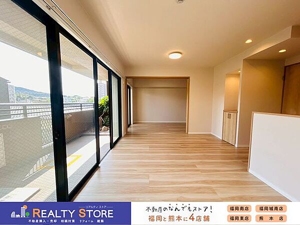 13.2帖のゆとり空間♪ナチュラルカラーのフローリングが室内を明るくしてくれます♪