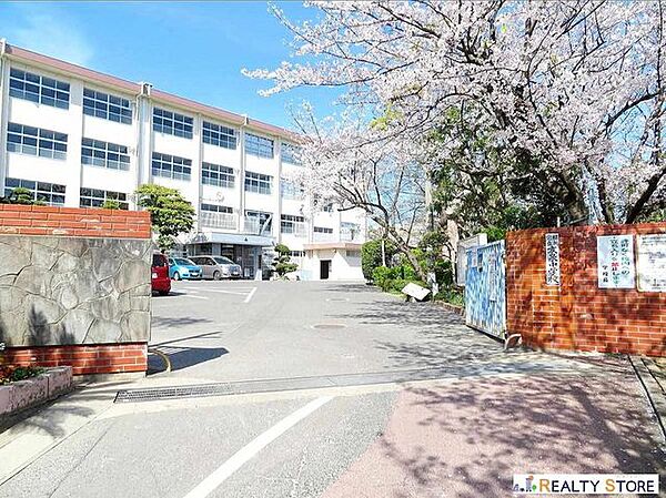 福岡市立友泉中学校 徒歩12分。 900m