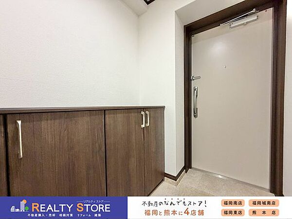 飾り棚にはフォトフレームやお花を飾るのも素敵です♪