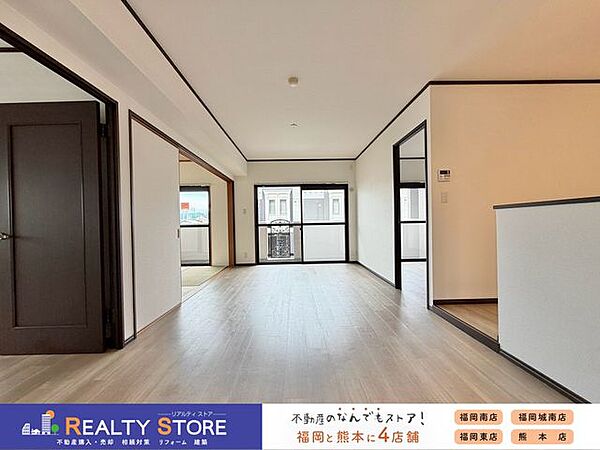 約16帖のゆとり空間♪ナチュラルカラーのフローリングが室内を明るくしてくれます♪