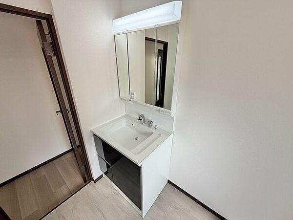 便利な三面鏡仕様♪朝やお出掛け前の身だしなみチェックも楽に出来ますね♪