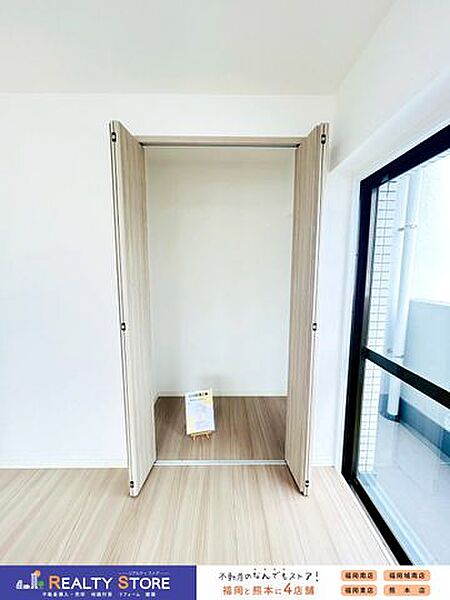 リビング収納付きで、いつも使う荷物やお掃除道具の収納に便利ですね♪
