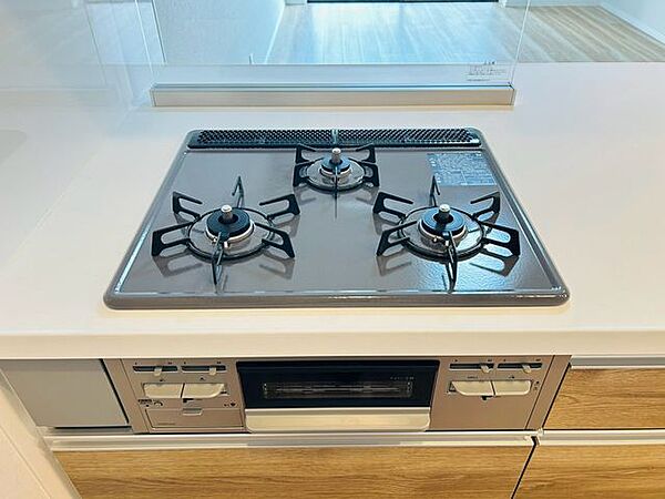 火力にこだわるお料理など、使い勝手良好の3口コンロです♪